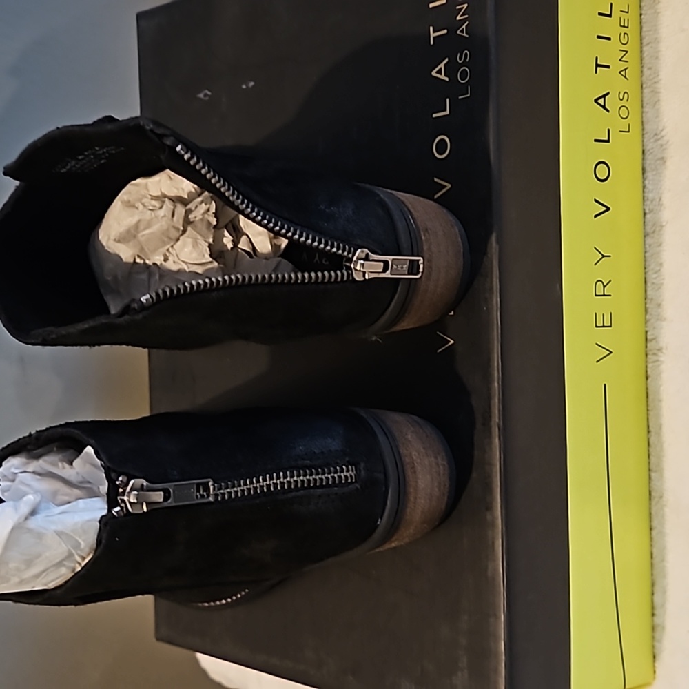 Boots - Picture 3 of 4